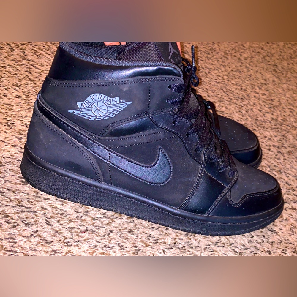 Jordan 1 triple black Mid (2020)